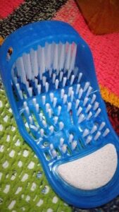 SandyBrush: Massante et nettoyante la brosse pour pieds indispensable sous la douche!